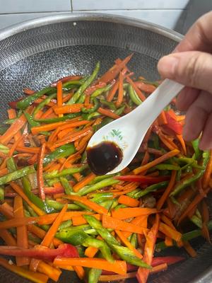 下饭神器，青红椒丝炒胡萝卜丝的做法 步骤10