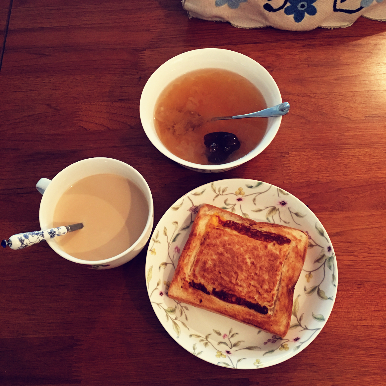 鸡蛋火腿藏在吐司里