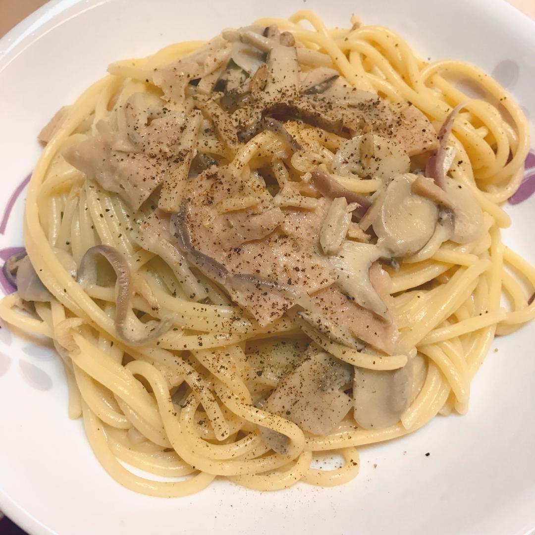 白汁蘑菇培根意粉