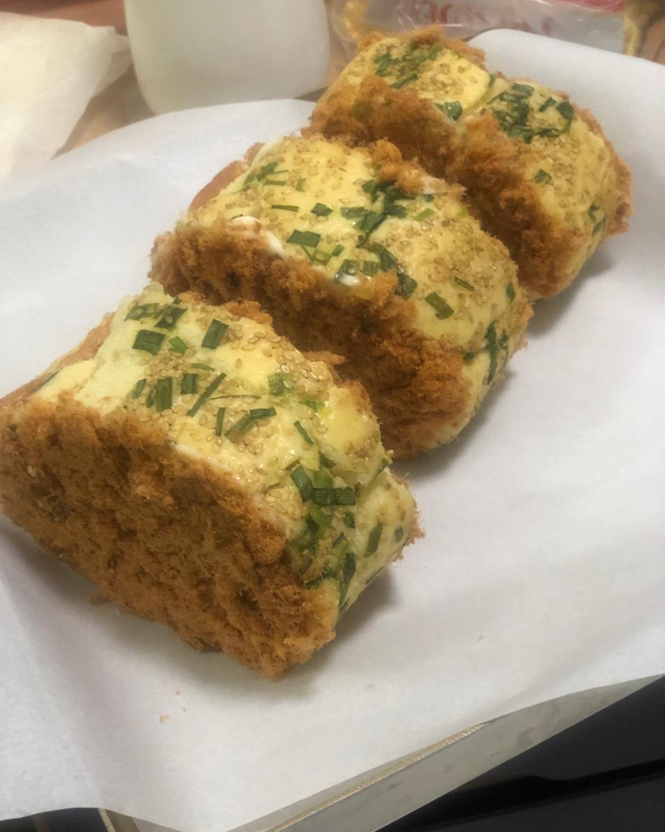 厨师机版肉松香葱面包卷——附香浓肉松做法