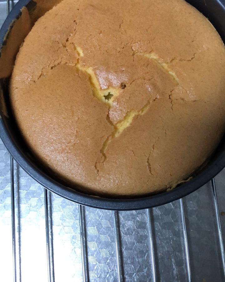 超简单完美戚风蛋糕（6寸2蛋）附打发、翻拌、脱模视频