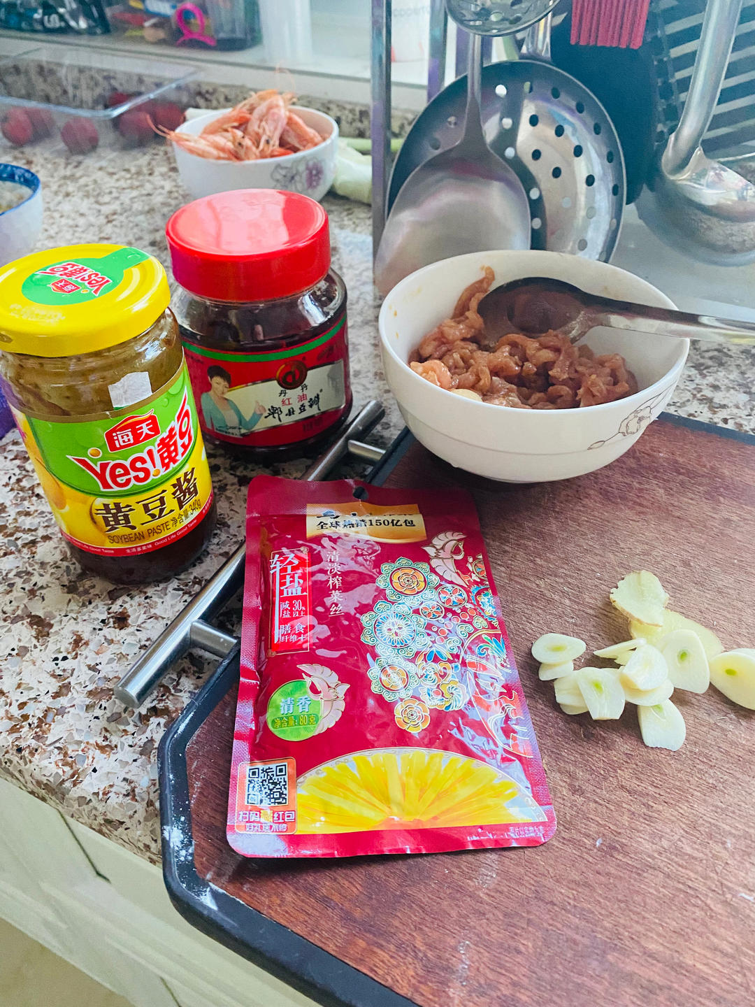 教你在家也可以做的榨菜肉丝面，香辣开胃，面条好吃到连汤都不剩