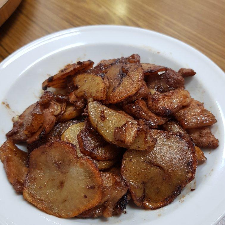 五花肉干煎土豆