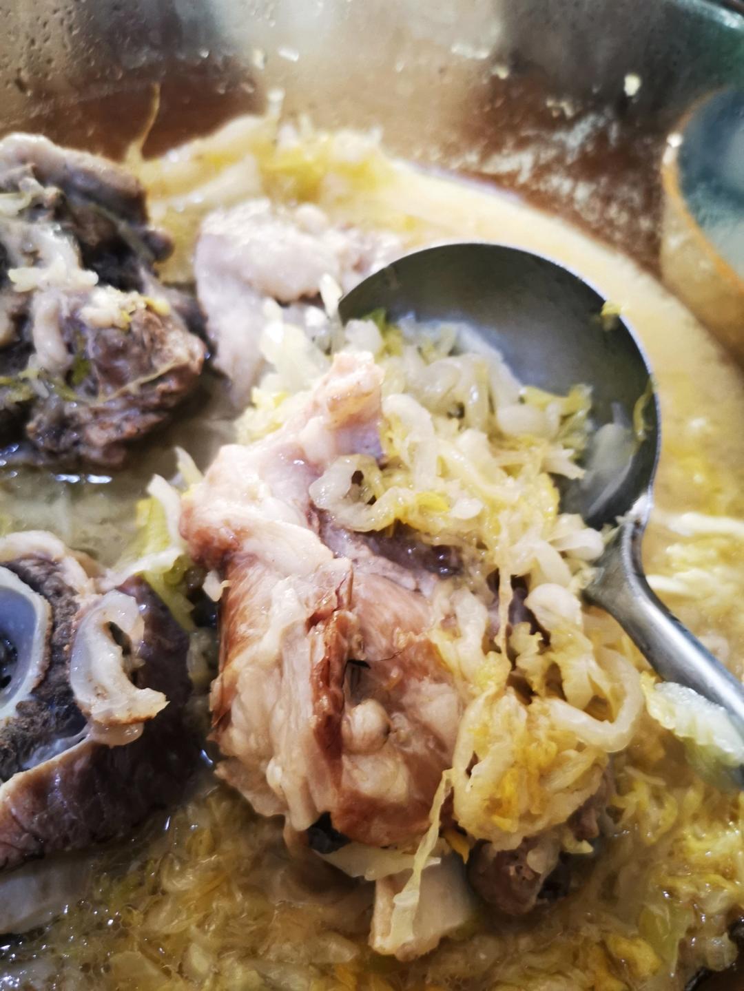 大骨棒炖酸菜
