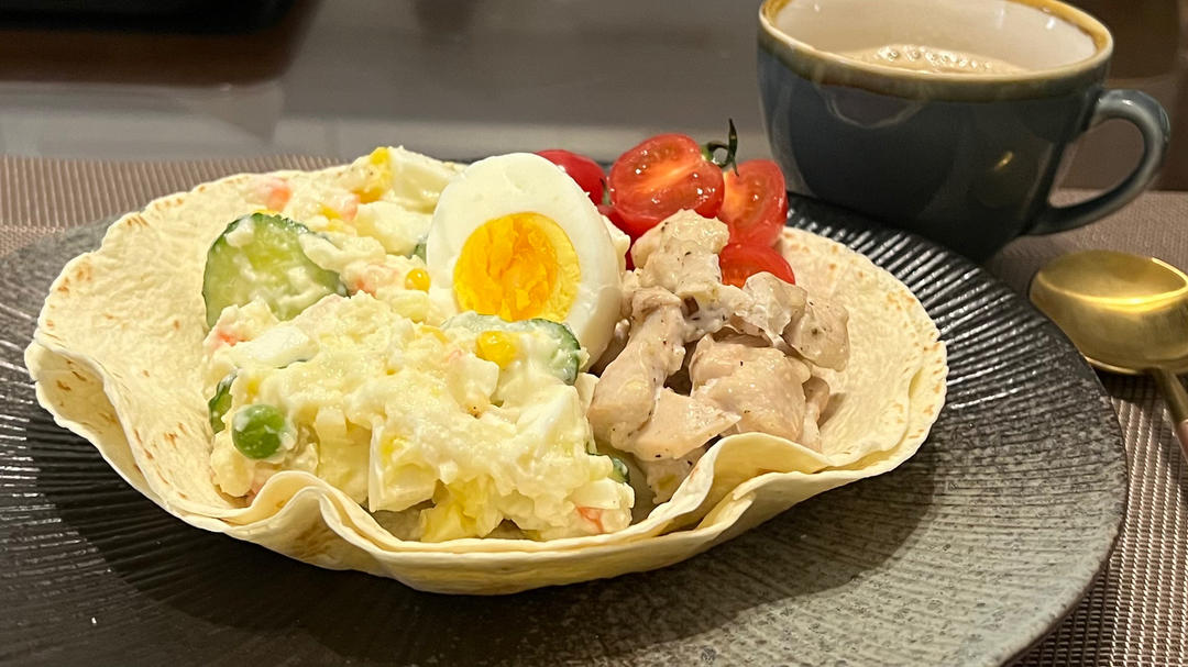 鸡肉卷饼热沙拉碗