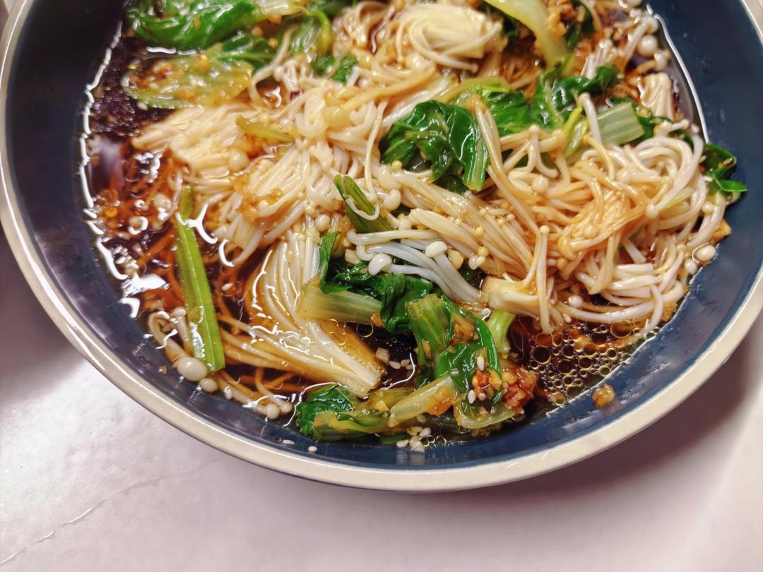 解馋减脂餐！酸辣开胃又下饭的菠菜拌金针菇