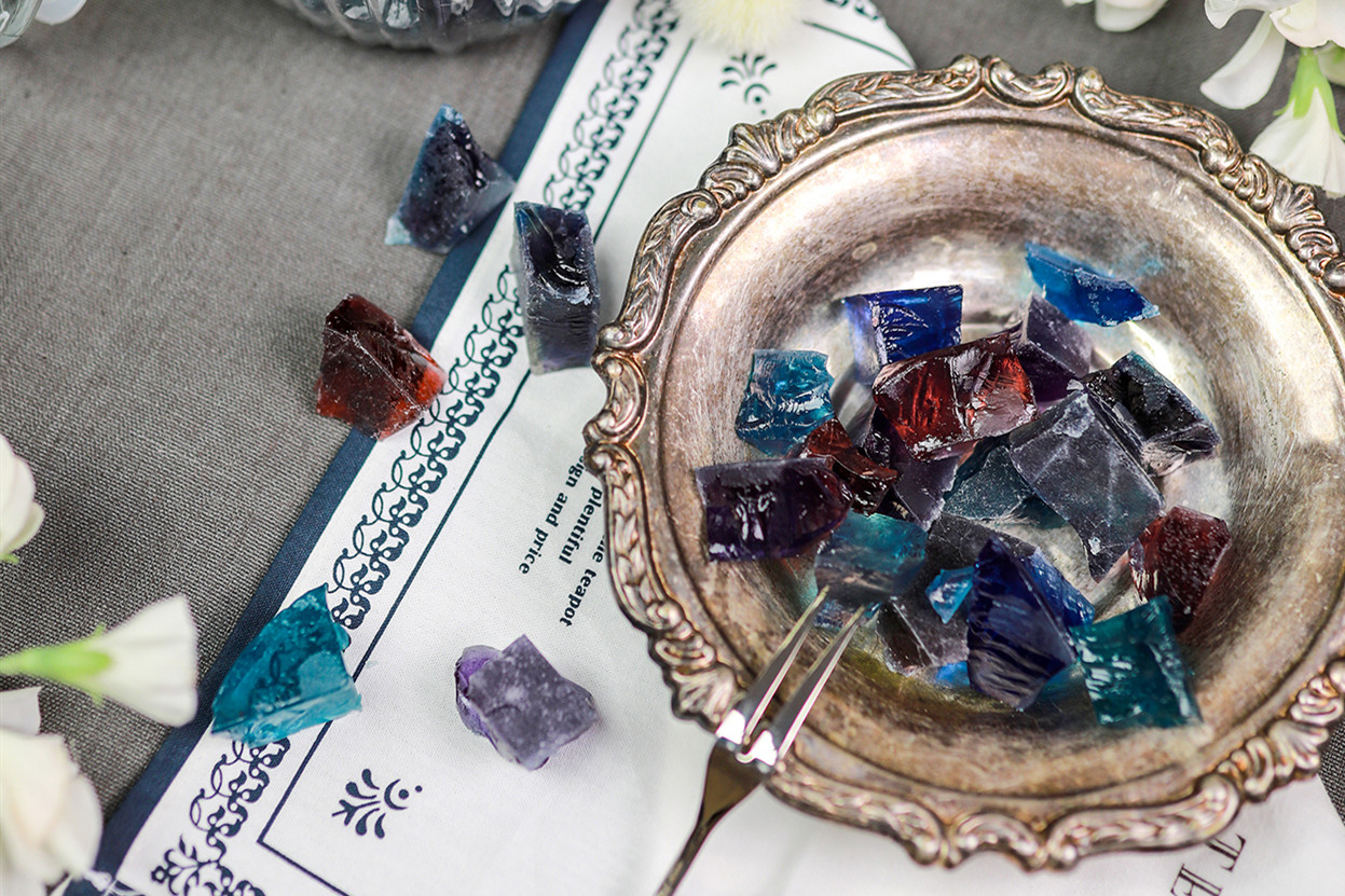 一碗糖水能做一大盘的琥珀糖，像琉璃、像琥珀、又像宝石