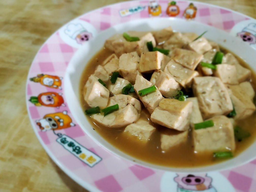 不放肉也超下饭的葱焖豆腐