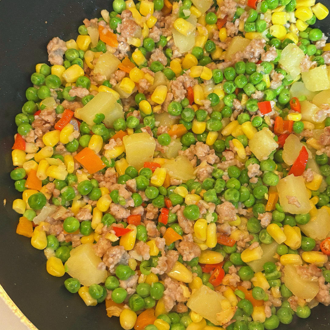 炒四丁（肉丁、豌豆、胡萝卜丁、玉米粒）