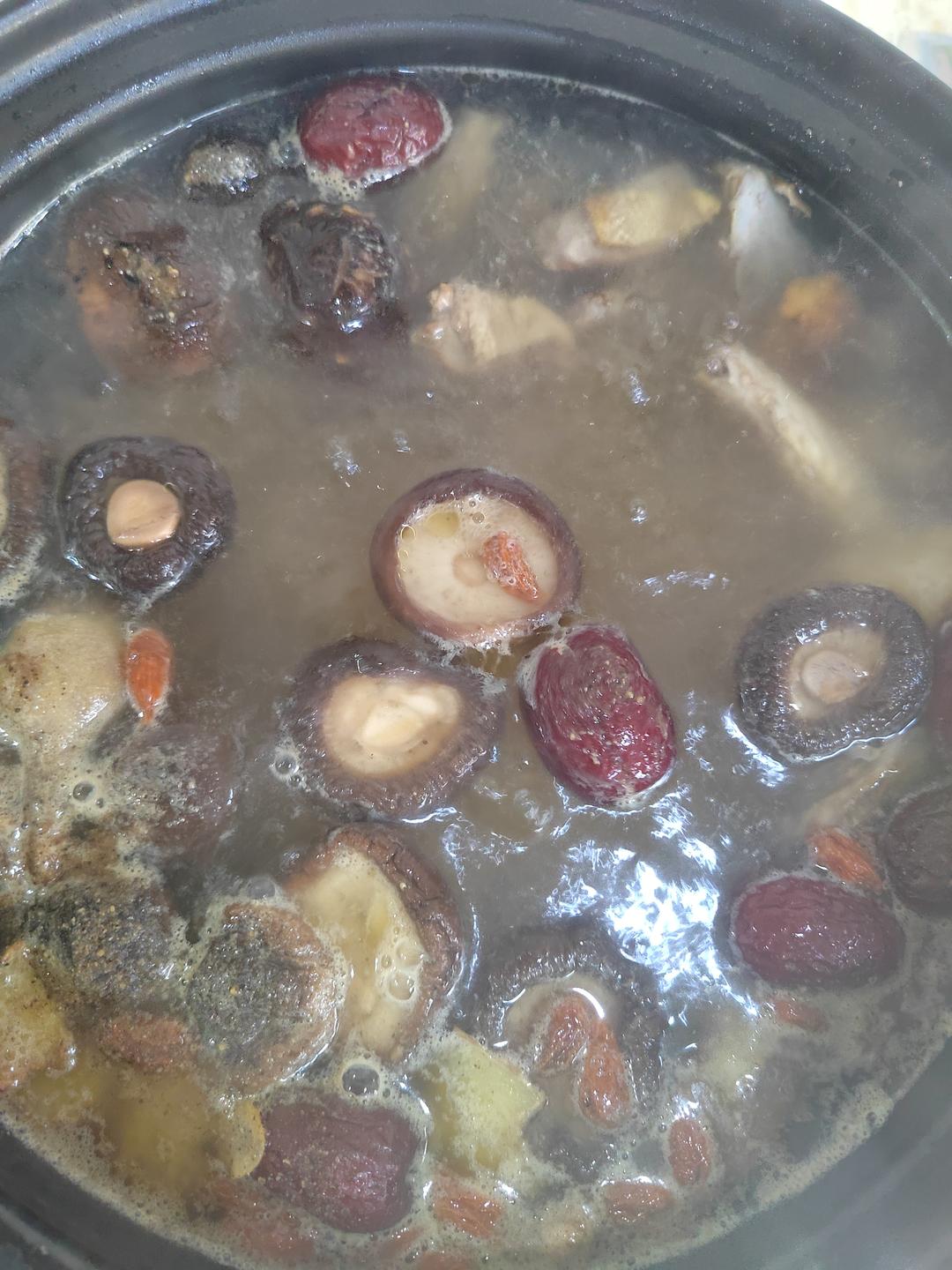 香菇炖鸡汤
