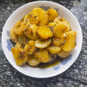 超级好吃的土豆做法，橄榄菜烧土豆的做法 步骤5