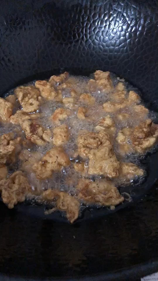 边炸边吃黄金小酥肉