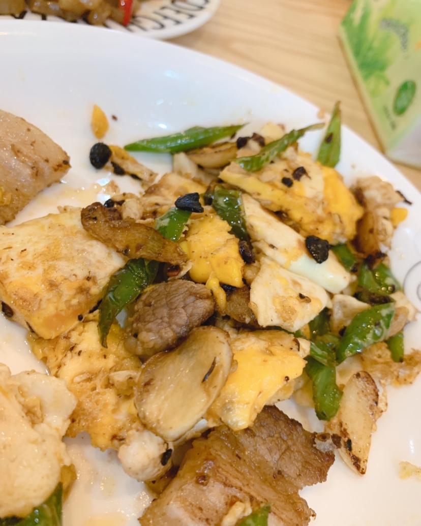 荷包蛋炒五花肉，简单味美又下饭