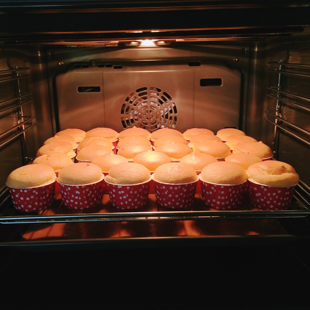 戚风杯子蛋糕^_^不开裂不回缩喔～