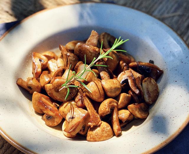 迷迭香红酒煎蘑菇，没有最好吃只有更好吃！的做法