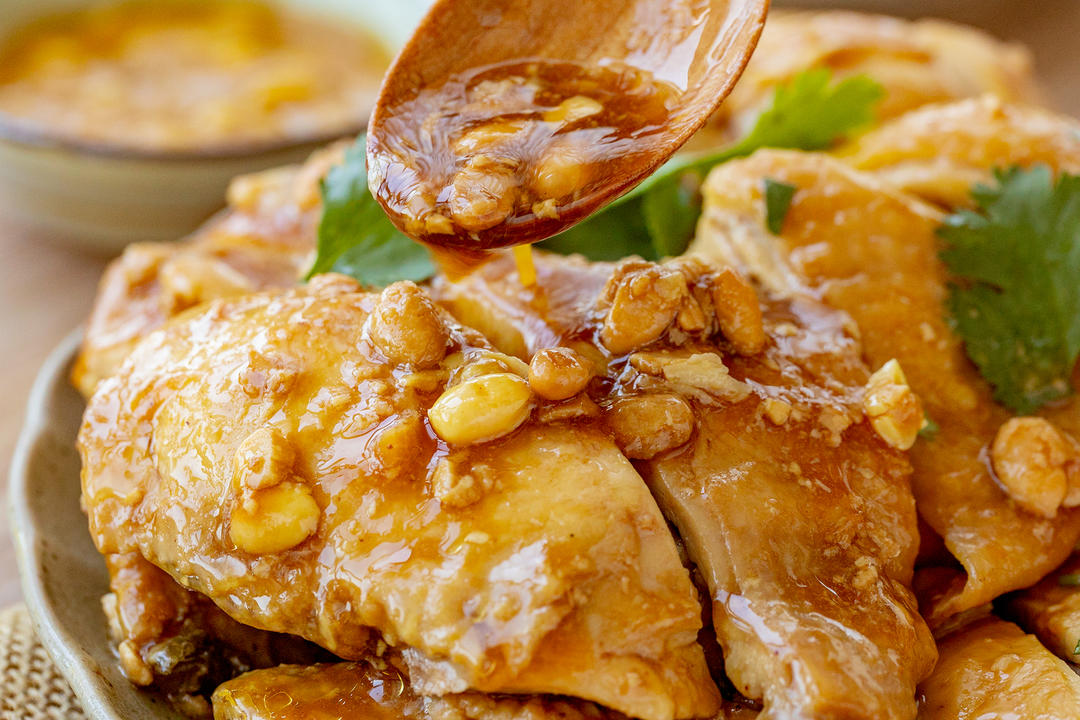 咸香下饭的【电饭煲豆酱焗鸡】,大热天别开火了的做法