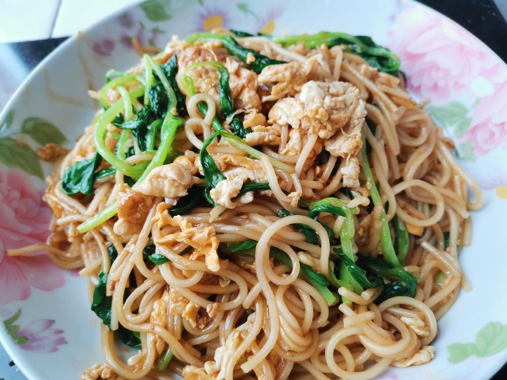 青菜鸡蛋炒面的做法