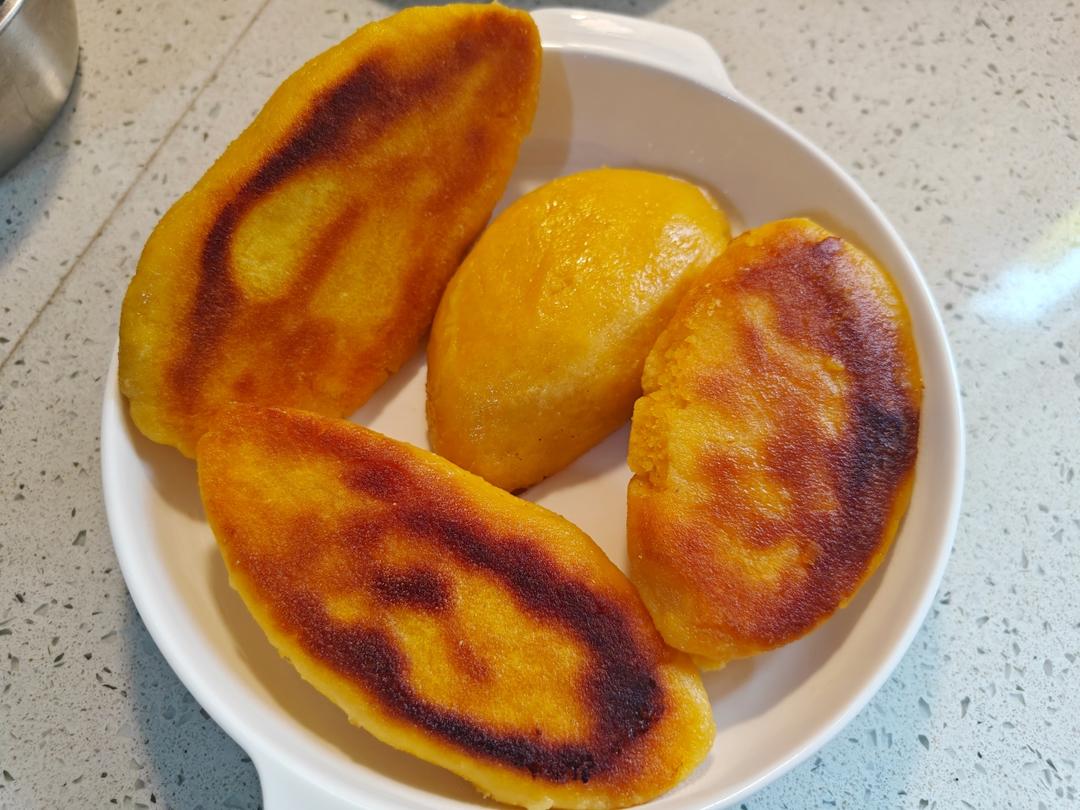 农家乐中的锅贴饼子(玉米饼子 大饼子)