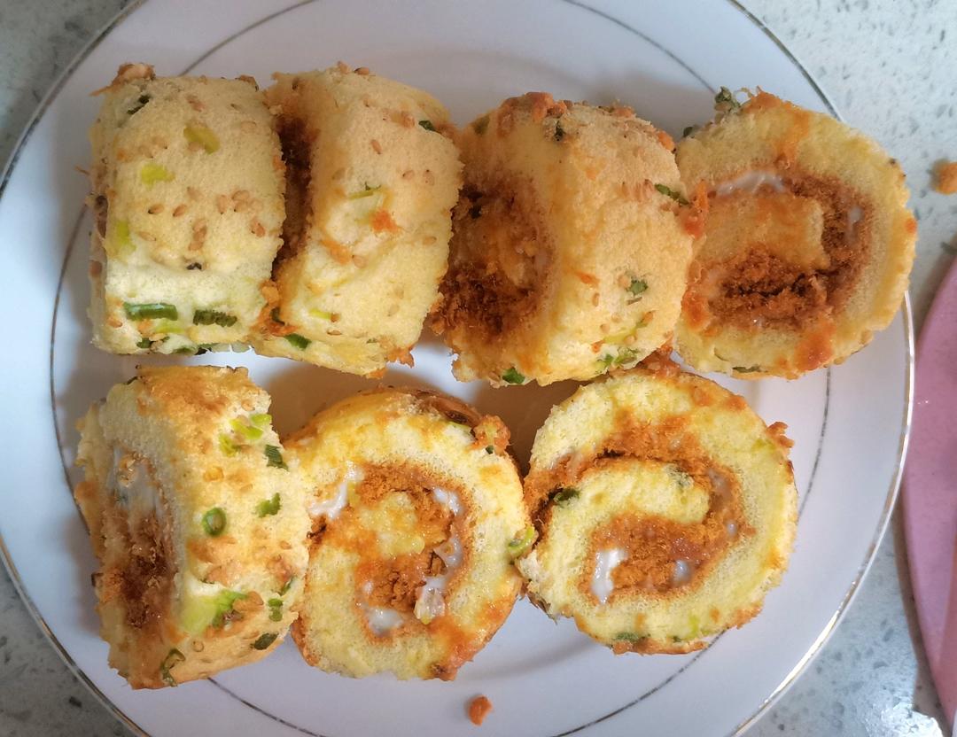 撒满肉松和香葱来块咸香的点心—香葱辣松蛋糕卷