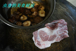 老爸的菜：蘑菇蒸猪肉的做法 步骤2