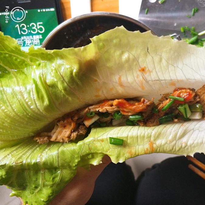 电饭锅煎鸡胸肉生菜卷的做法 步骤6