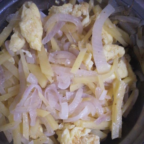 土豆洋葱炒鸡蛋