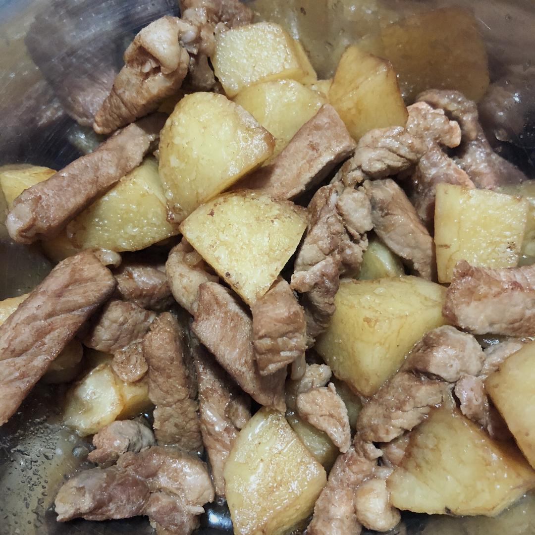 土豆闷猪肉