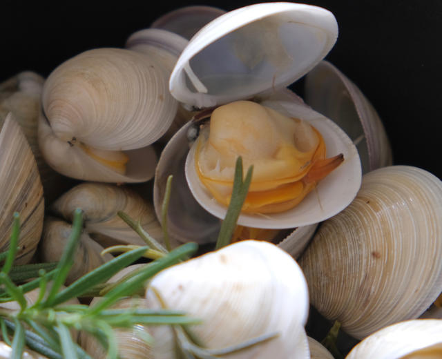 铸铁锅干煎蛤蜊洋葱的做法