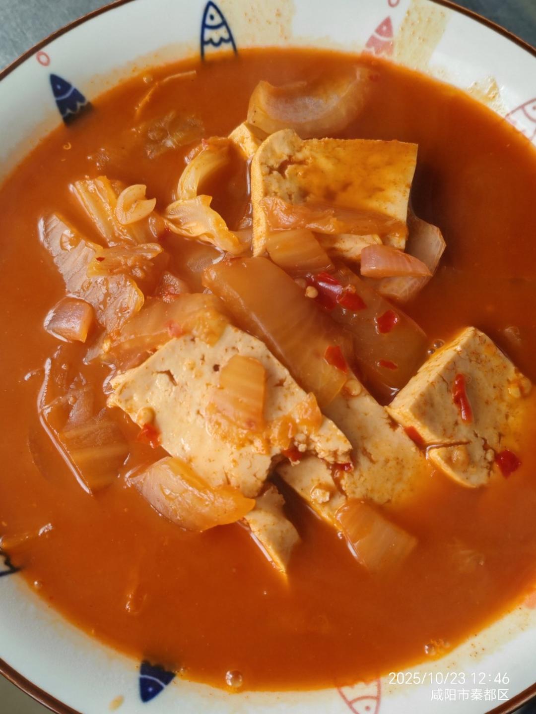 🔥天气越来越冷，赶紧给你最爱的人准备一锅热乎乎的辣白菜肥牛煲吧❗️