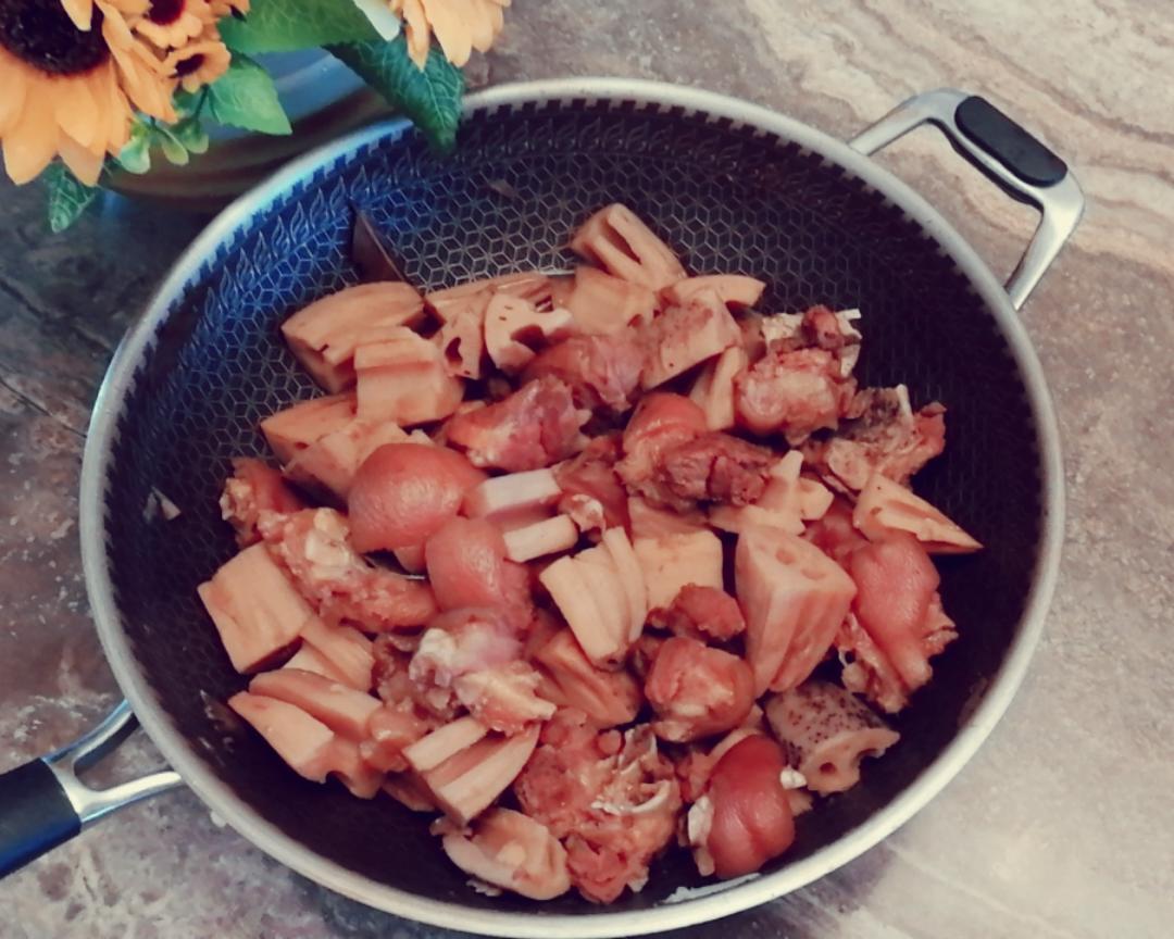 南乳焖莲藕猪手的做法