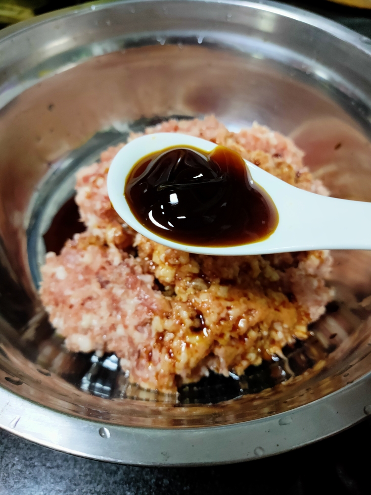 韭菜猪肉饺子(附擀皮和最简单的饺子包法)的做法 步骤4