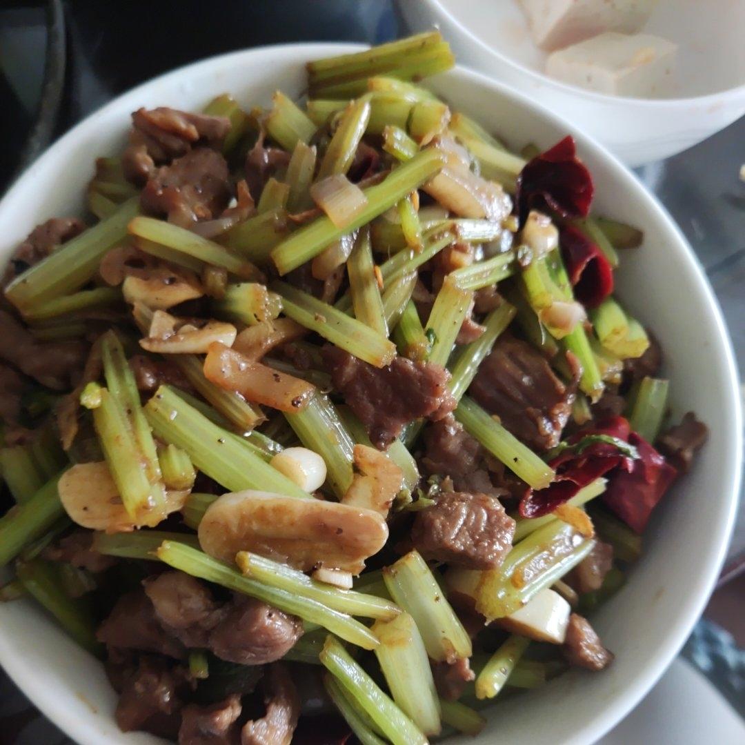 香芹炒肉家常下饭菜！