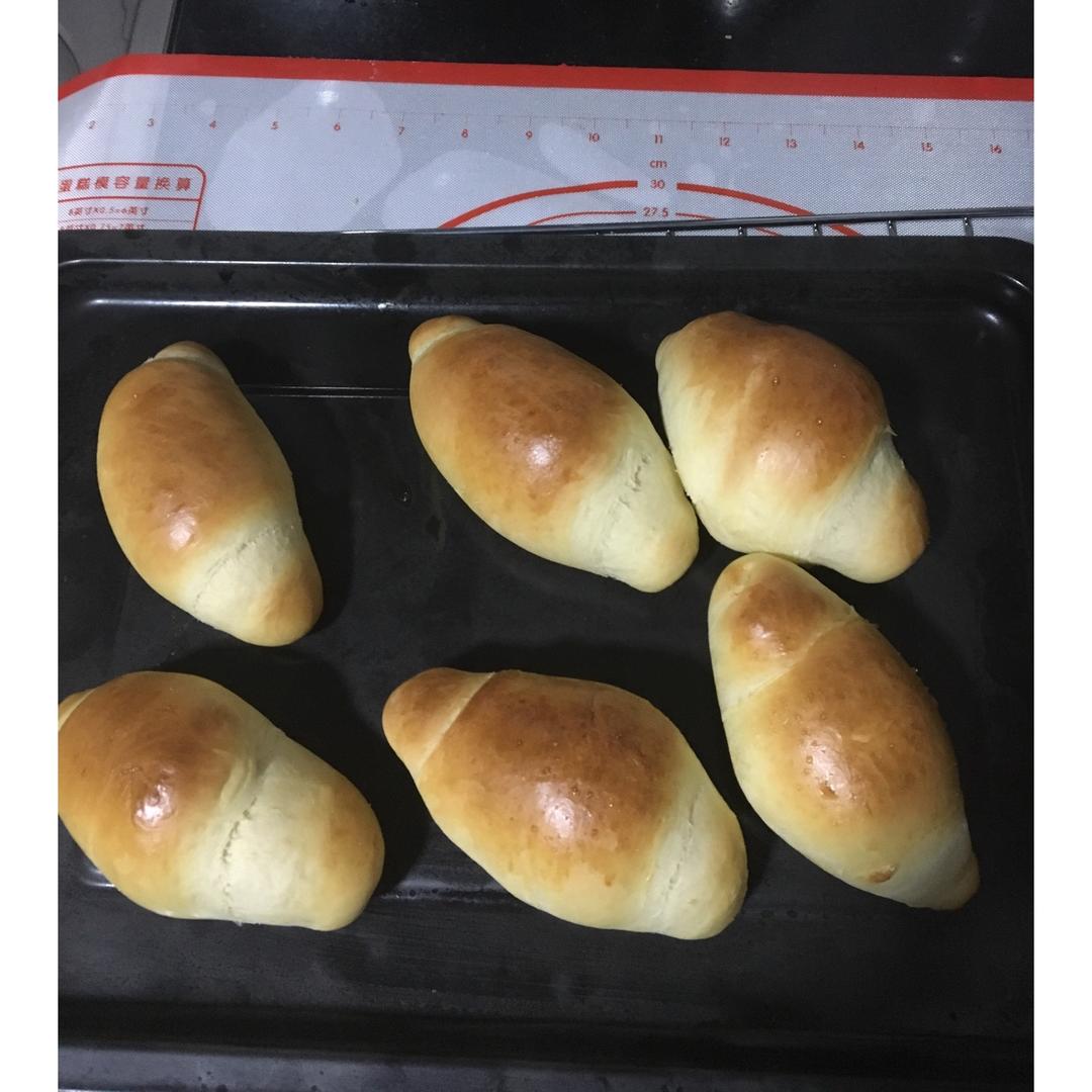 小小82做的新年第一烤黄油面包卷儿