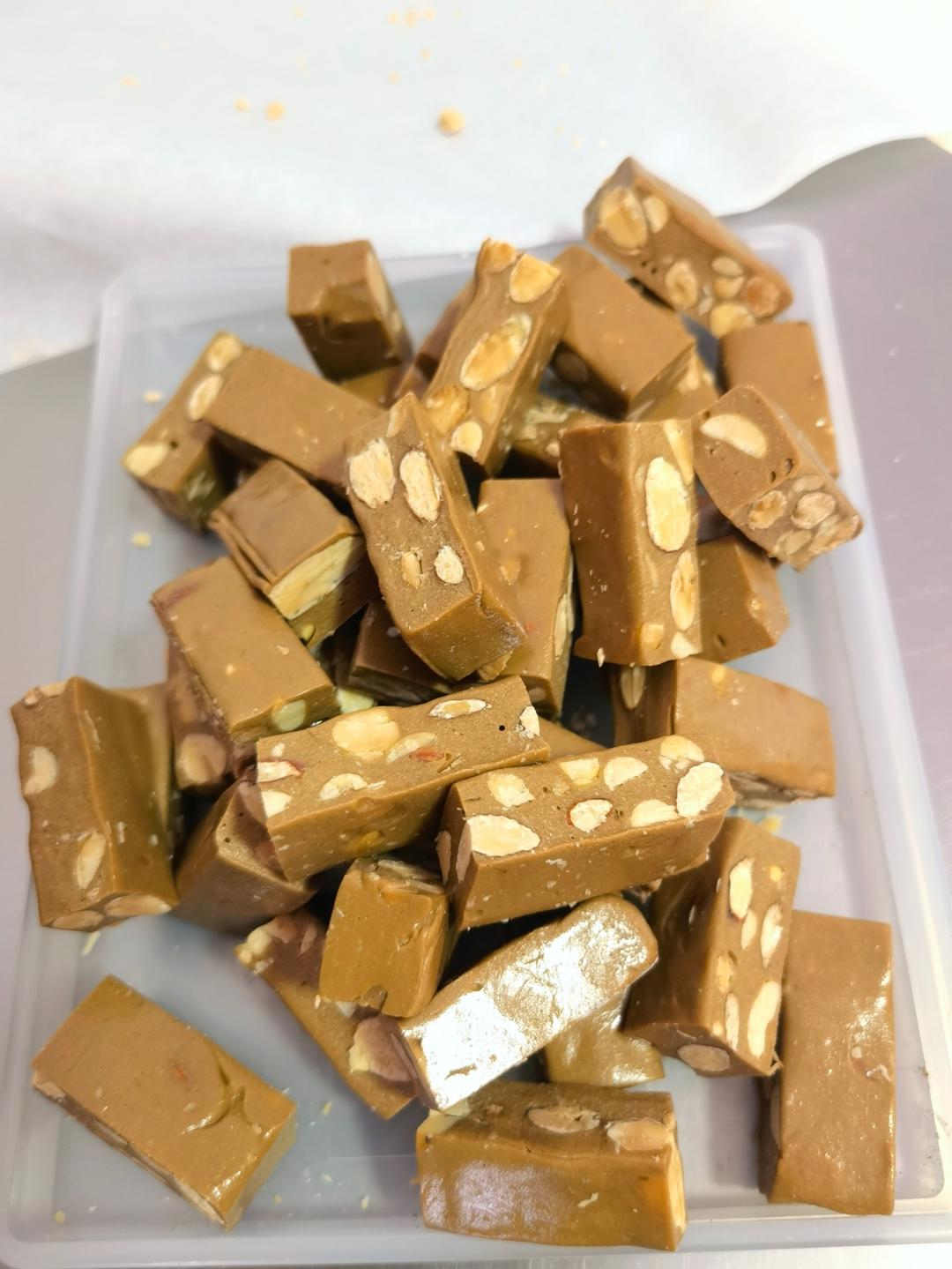 美味的坚果牛轧糖