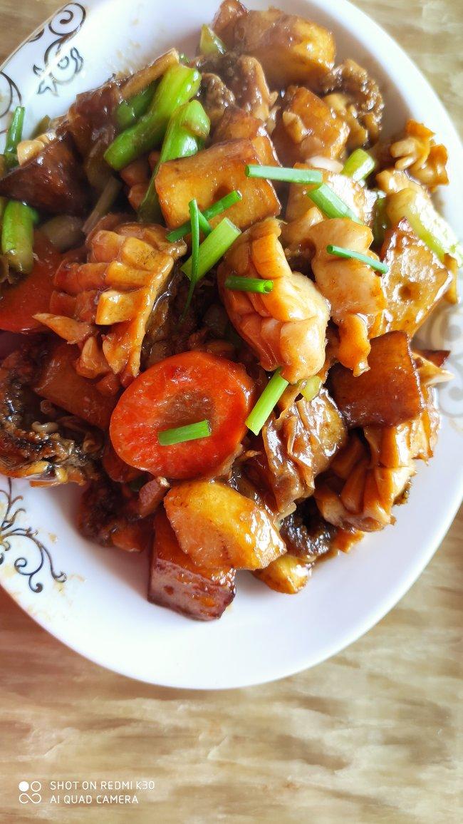 就像有句话所说：成年人的世界里，从来就没有“容易”二字。很多时候，你只能单枪匹马，直面生活的兵荒马乱。