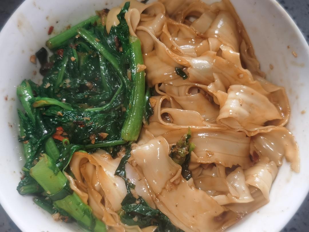 主食/炒菜：豆豉蒜末莴苣叶泼宽面（咸香微辣）的做法