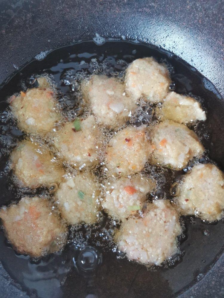 经典家常炸萝卜素丸子(不油腻外焦里软)炸豆腐丸子的全部作品