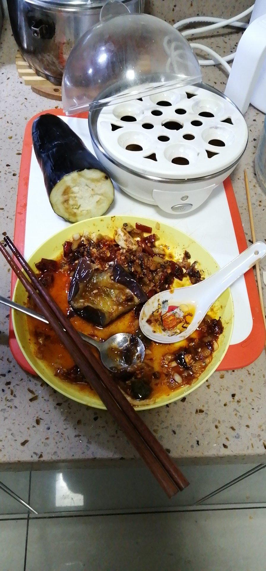 茄子是家常菜中的常客，今天介绍一款消暑吃法-拌茄条