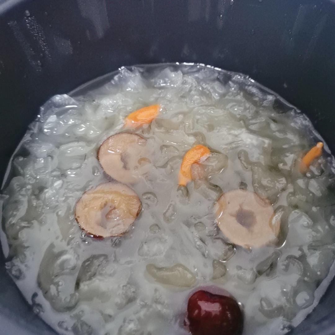 0失败的快速出胶银耳红枣汤（超详细）