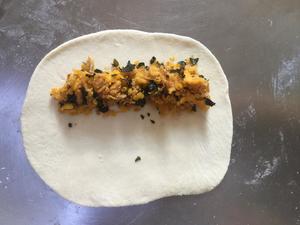 咸蛋黄肉松海苔贝果的做法 步骤6