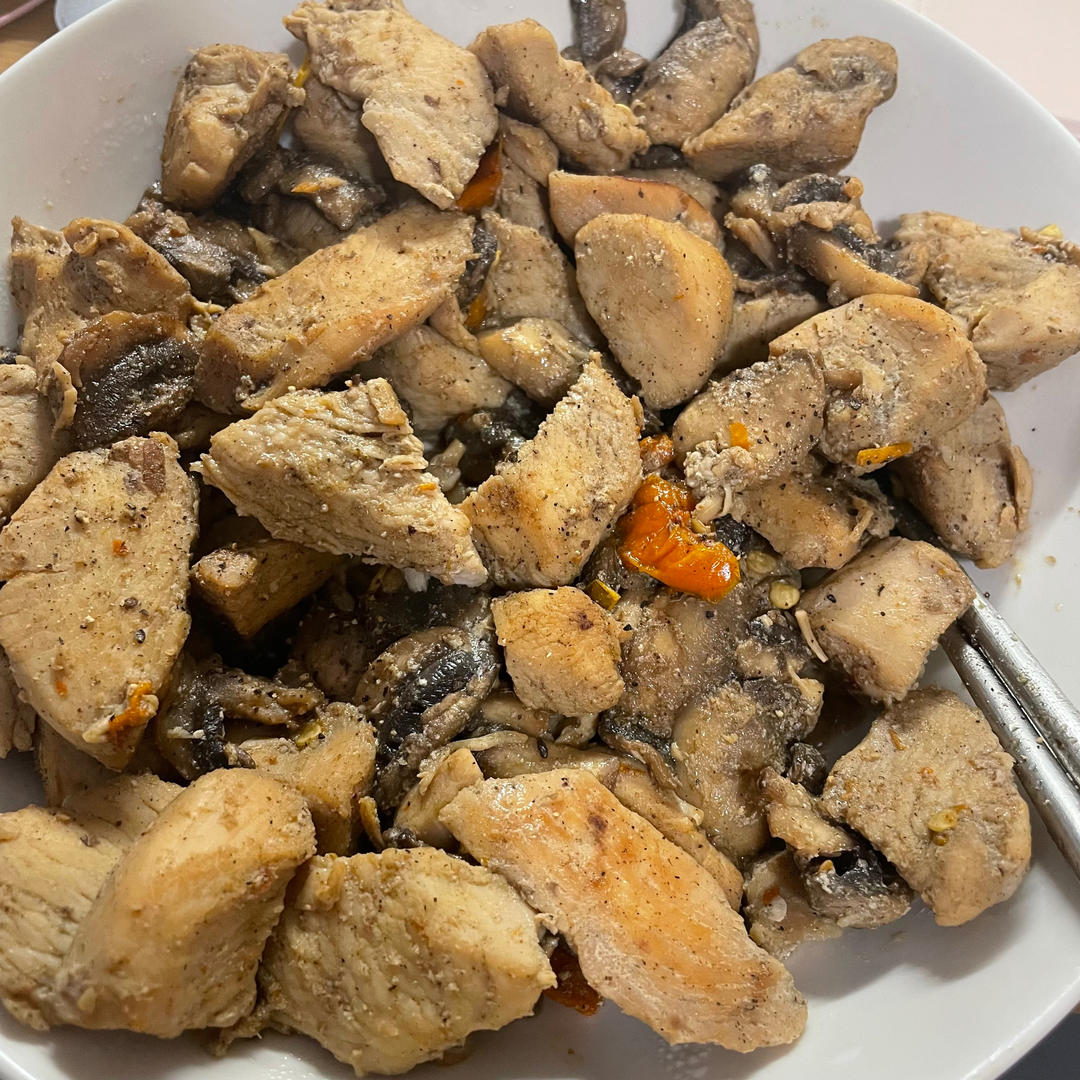 厨师长教你：“小鸡炖蘑菇”的家常做法，汤鲜肉美味，先收藏起来