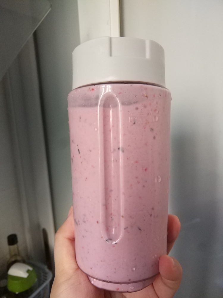 果汁:便携榨汁机之蓝莓草莓牛奶
