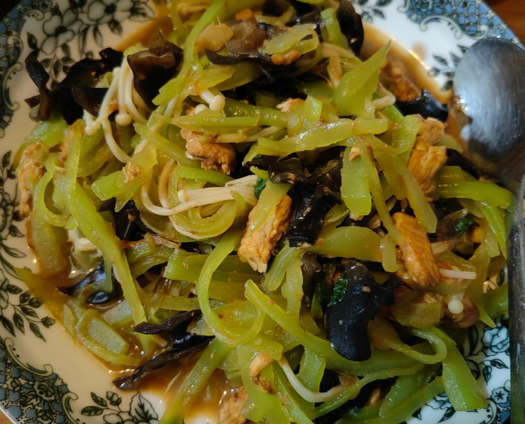 炎炎夏日没胃口？做个超级下饭菜——木耳莴笋炒肉丝