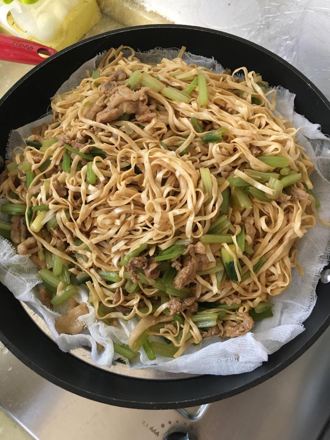 芹菜肉丝炒面的做法 步骤8