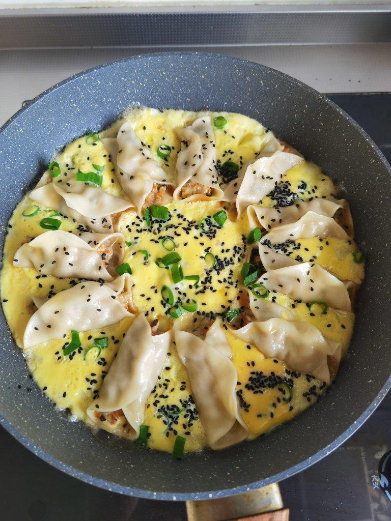 抱蛋虾仁锅贴