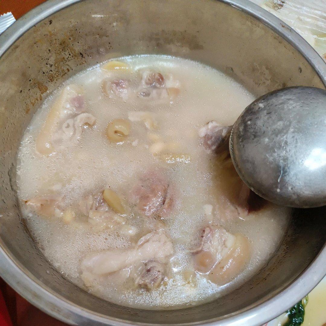 孩子爱喝的黄豆炖猪蹄，清香不油腻，先煎后炖才能软糯弹牙