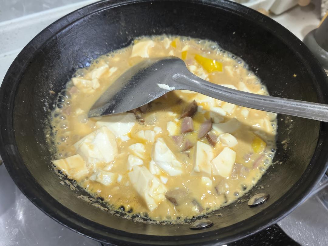 营养又鲜香的咸蛋黄豆腐煲