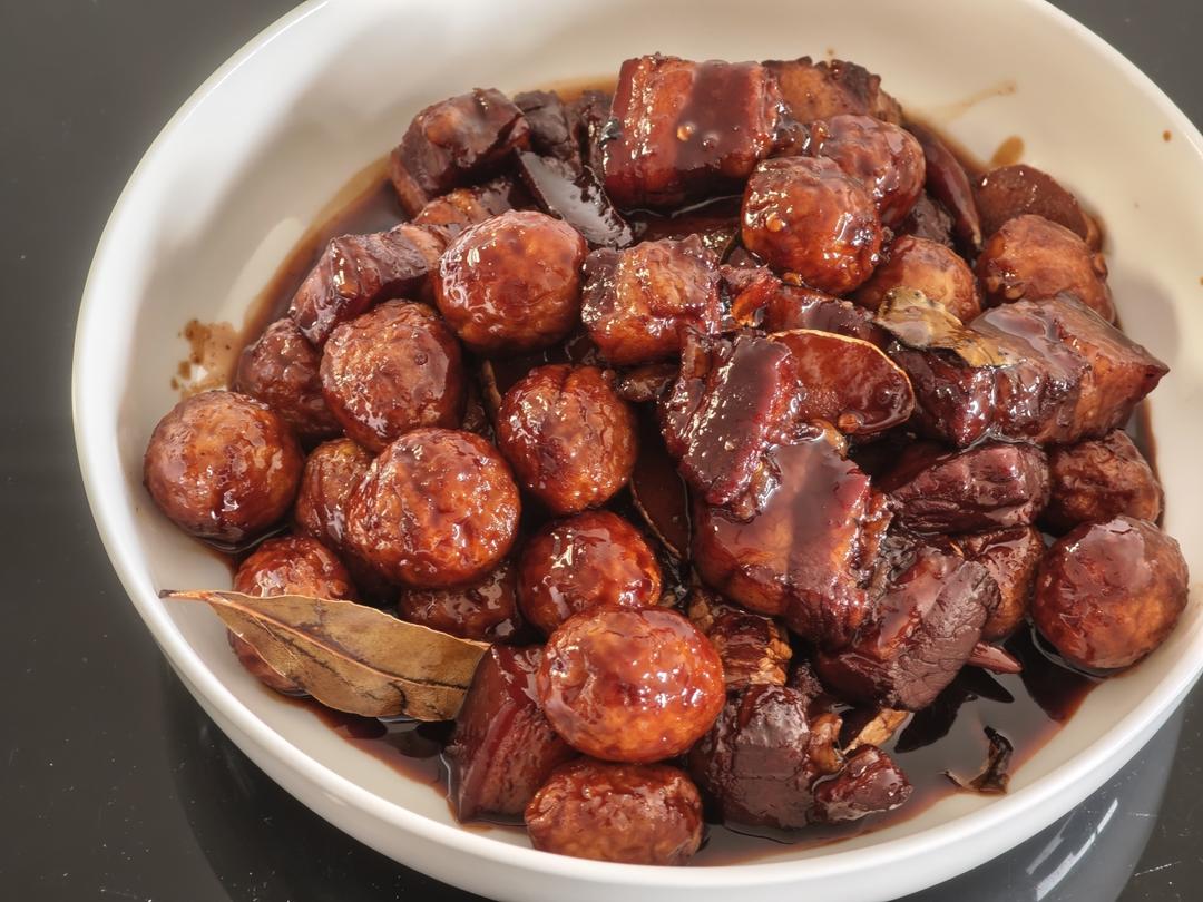 加了鹌鹑蛋后，这盘红烧肉，美味的逆天啦——鹌鹑蛋烧肉（孔瑶食谱）
