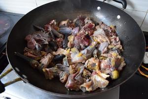 超级美味的野生香菇甜笋煮鸡（吐血推荐)的做法 步骤2