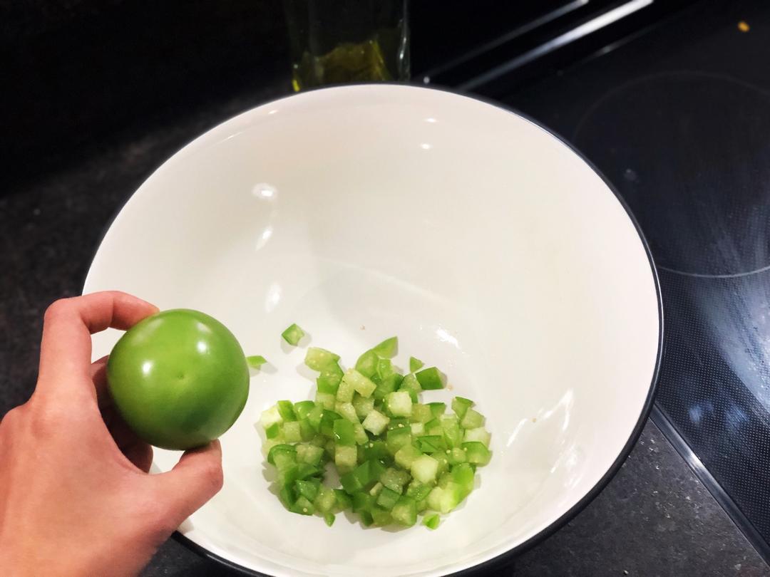 黏果酸浆（tomatillo）牛油果酱